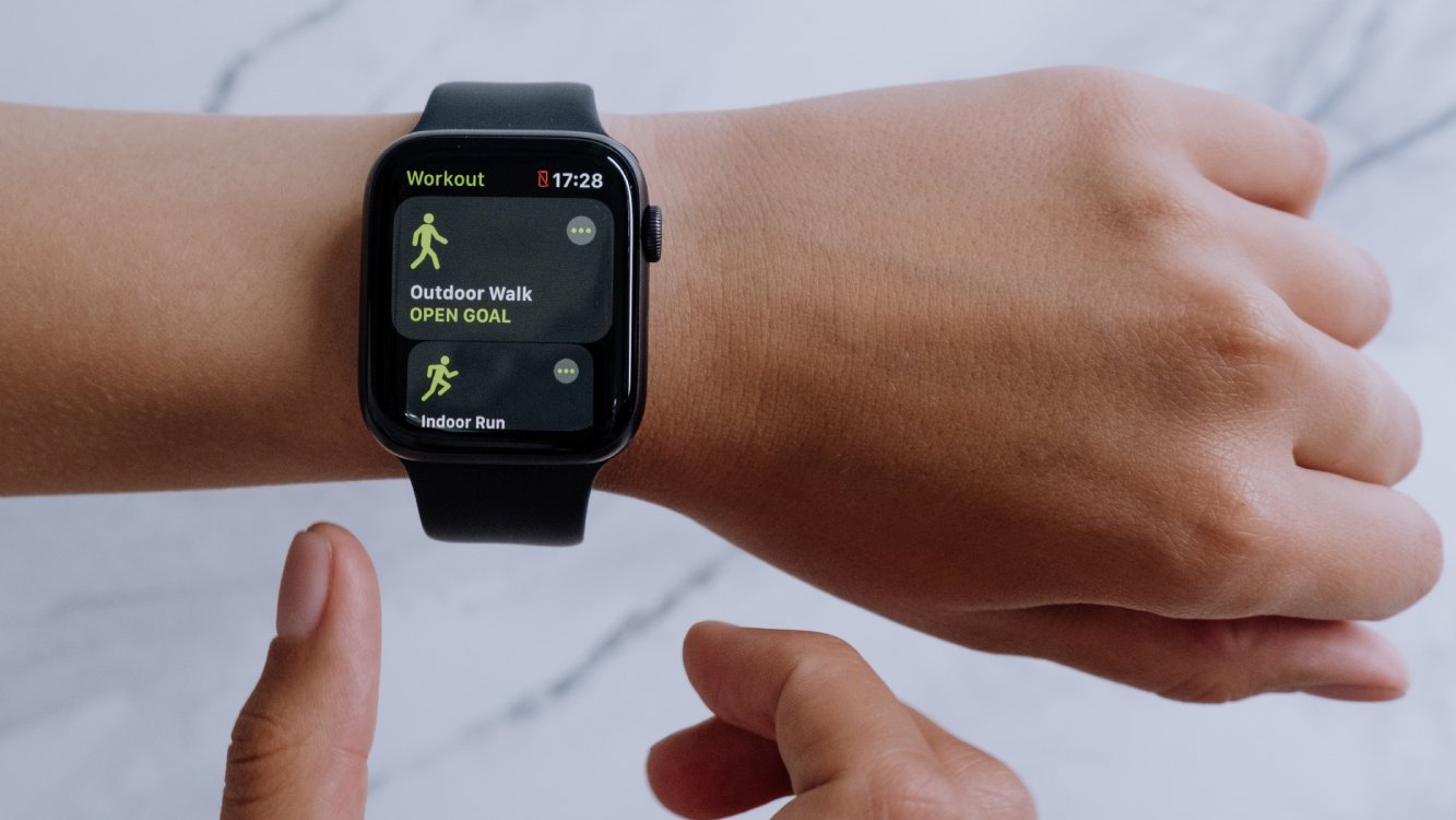 Braço com smartwatch no punho e com aplicativo de saúde na tela