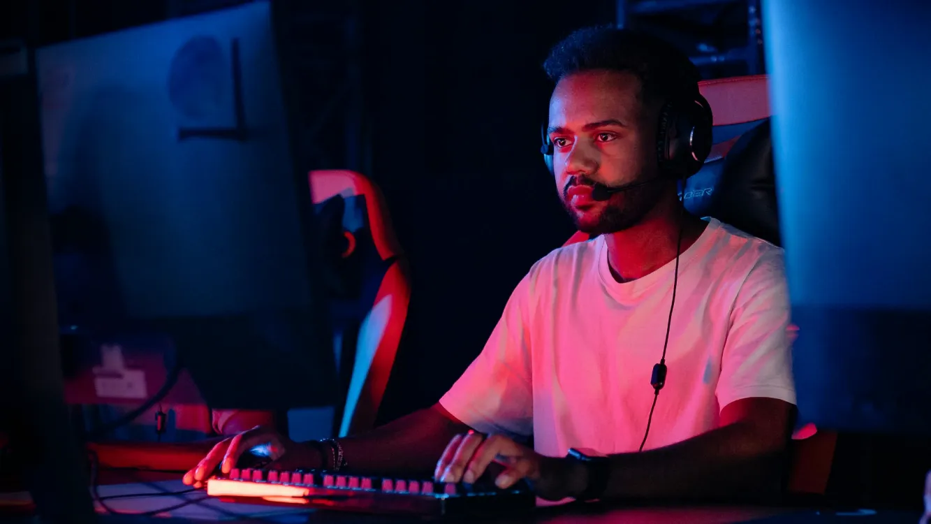 homem jogando em frente ao computador