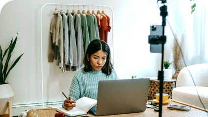 Numa central de informações, mulher trabalha em seu tablet.