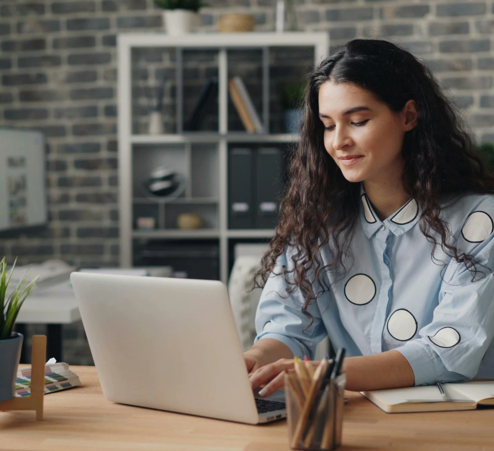 Mulher conectada com a internet Oi Fibra faz home office no escritório de casa