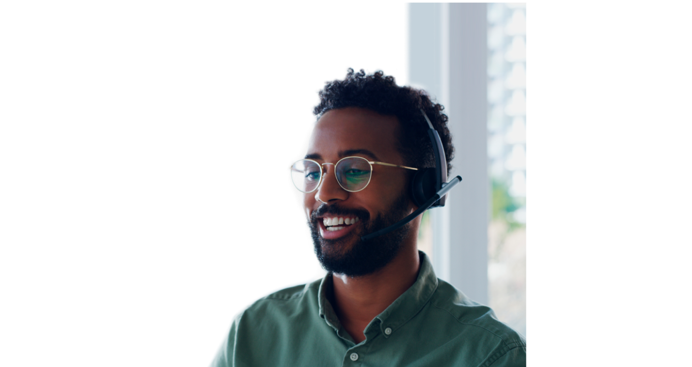 Homem sorridente com óculos de lentes transparentes e headset