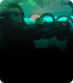 Mulher de óculos escuros dirigindo um carro.